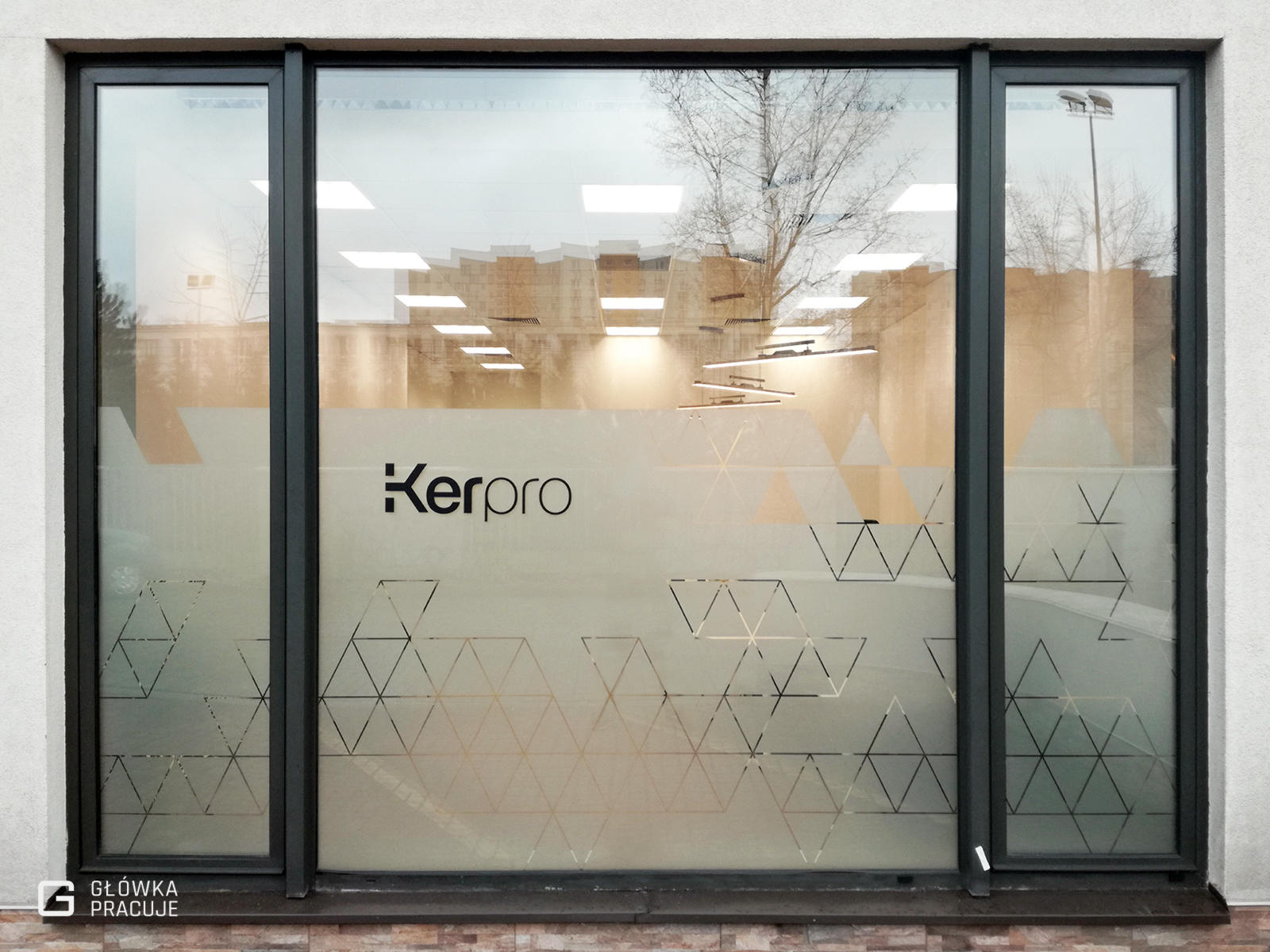 Główka Pracuje folia mrożona z wyciętym wzorem w trójkąty dla firmy Kerpro - Warszawa