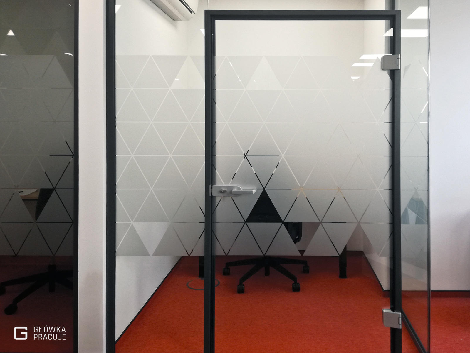 Główka Pracuje - matowa szroniona folia z wyciętymi trójkątami na ściankę szklaną w biurze - Warszawa