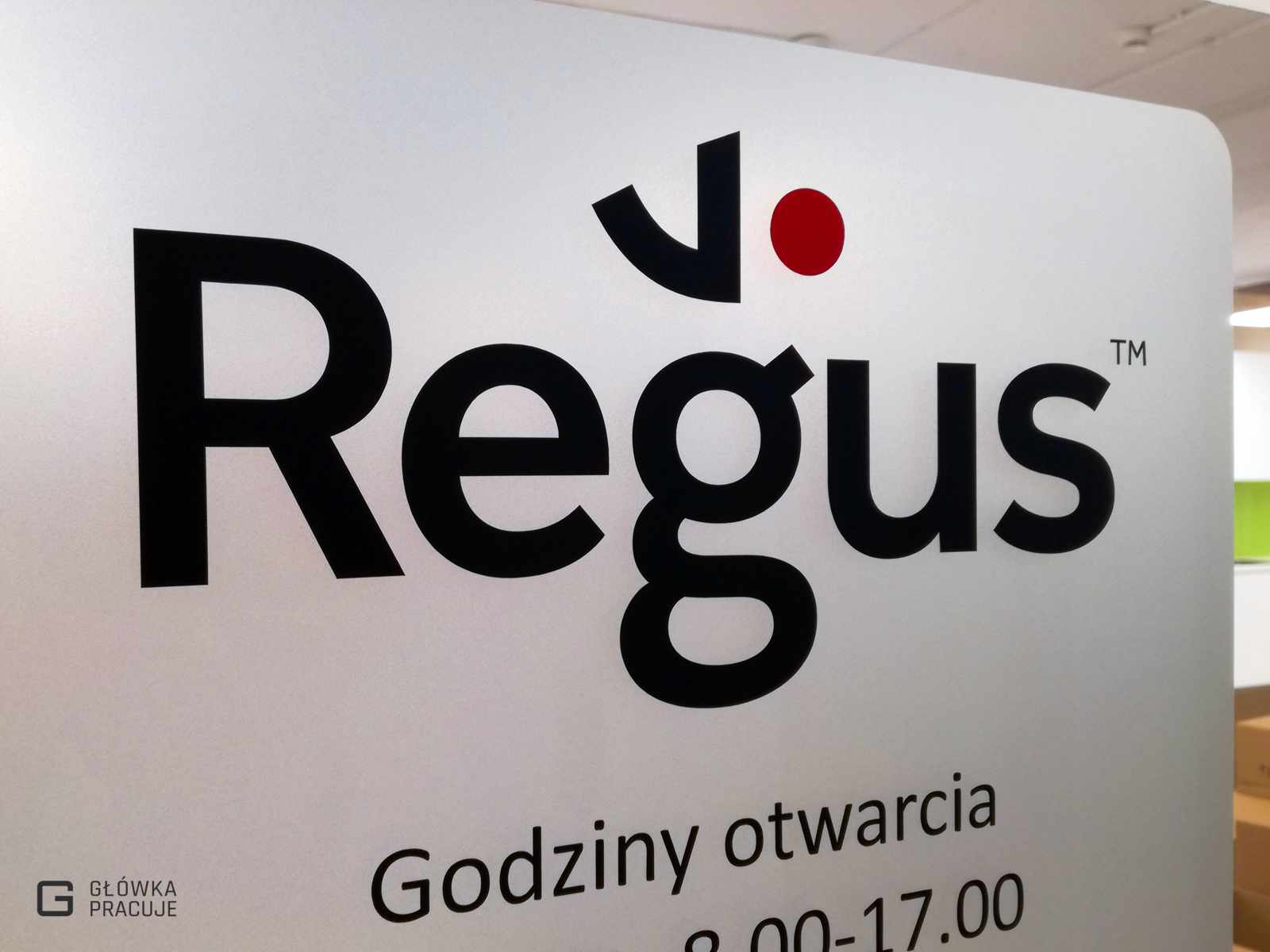 Główka Pracuje - oznakowanie biura kolorowe logo wyklejone na szklanych drzwiach wejściowych do biura - Warszawa