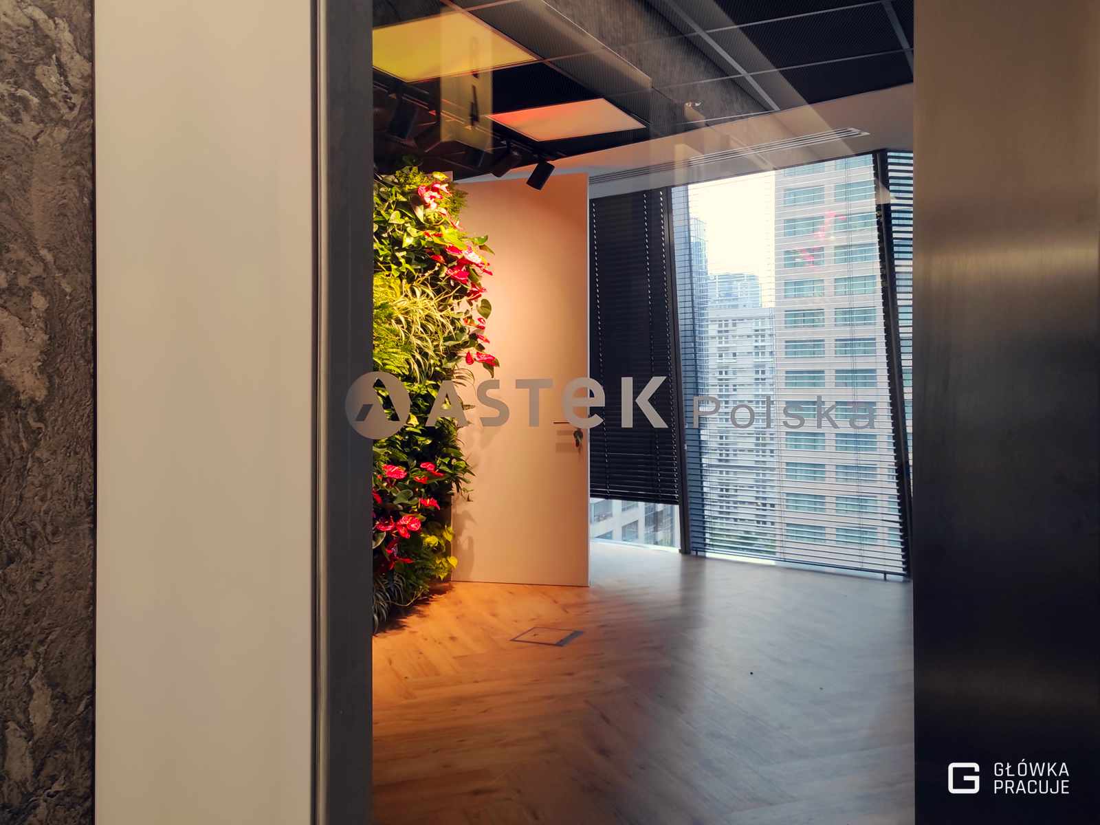 Główka Pracuje oznakowanie biura logo wycięte z folii mrożonej wyklejone na szklanych drzwiach Warszawa